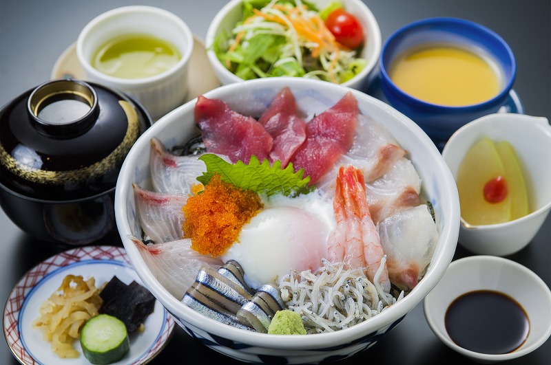 海鮮丼 1,300円(税別)